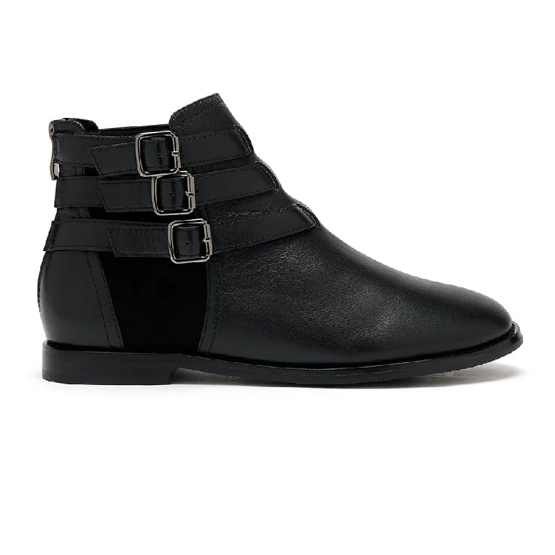 Hampstead - Black Leather Boots With Three Straps & Zip