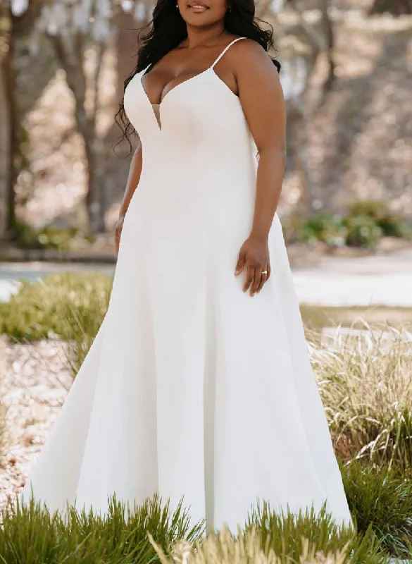 A-Line/Princess Spaghetti Straps V-Neck Plus Size Wedding Dress Elegant Lace Gown