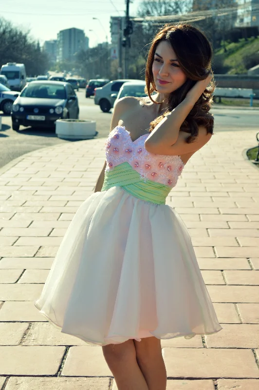 A-line Sweetheart Knee Length Tulle Beading Homecoming Dress Soft Tulle Gown